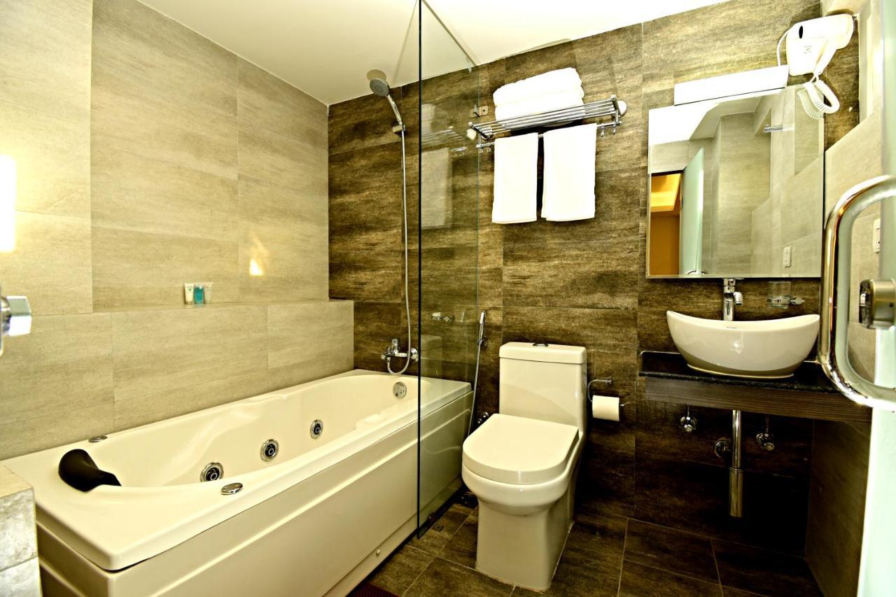 The Milestone Hotel Kathmandu Esterno foto