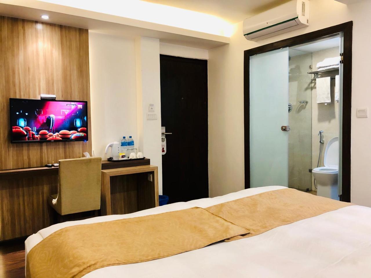 The Milestone Hotel Kathmandu Esterno foto
